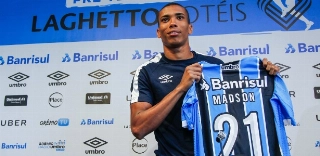 O lateral Madson é mais um alvo do Botafogo no mercado da bola. Foto: Lucas Uebel/Grêmio/Via UOL