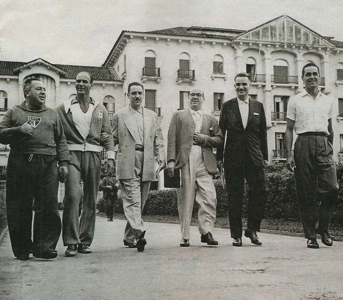 Da esquerda para a direita, Vicente Feola, Paulo Amaral, Mário Trigo, Dr. Paulo e João Carvalhaes, os cabeças da comissão técnica, e o goleiro Gylmar dos Santos Neves. Imagem Placar