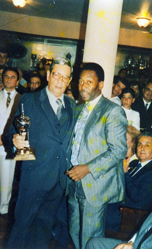 Foto de outubro de 1992 mostra o torcedor e historiador do Santos Carlos Argenti Pereira ao lado de Pelé em evento. À direita, sentado, o lendário e saudoso Gylmar dos Santos Neves
