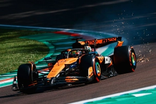 F1: Piastri vence duelo com Verstappen e garante a pole em Ímola; Tsunoda capota na Tamburello
