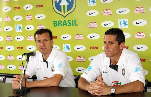 Dunga, como técnico, e Jorginho, como auxiliar, assumiram a seleção em 2006 para substituir a dupla Parreira-Zagallo. Foto: CBF News

