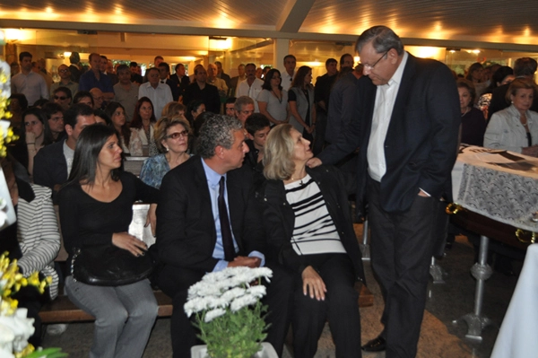 Milton Neves cumprimenta a viúva Raquel e o filho Marcelo no enterro de Gylmar, em 26 de agosto de 2013.  Foto: Marcos Júnior/Portal TT