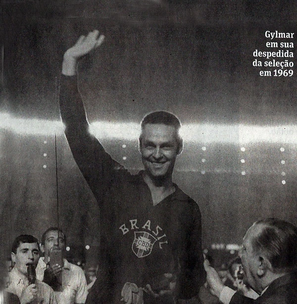 A despedida do Goleiro Maior da Seleção Brasileira no estádio do Maracanã. O primeiro repórter à esquerda é Eli Coimbra. Foto Reprodução Folha