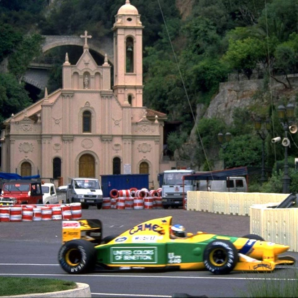 Em 1992, a bordo da Benetton  B192 na primeira curva após a largada do circuito de Mônaco, a Sainte Dévote. Schumacher terminou em quarto e a vitória foi de Ayrton Senna. Foto: Divulgação