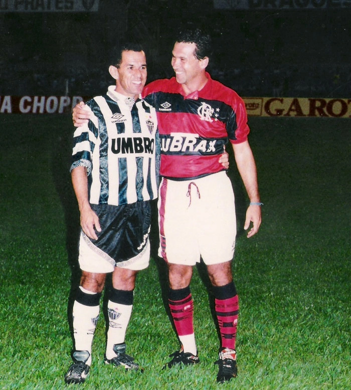 Buião abraça Rondinelli em jogo de veteranos em 1990 no Mineirão