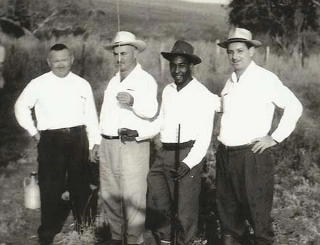 Achados & Perdidos: Pelé, em raríssimas fotos, sendo caçador e pescador antes da Copa de 1962