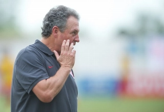 Os juízes cruzaram os braços no minuto de silêncio para demonstrar sua, e nossa, indignação contra a pizza servida no tribunal