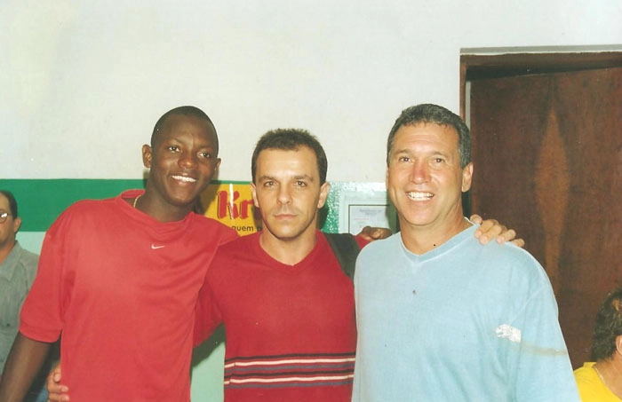 No centro da foto está Antonio Carlos Viola Júniior, filho de Tôti, craque de Muzambinho. À esquerda está Andrezinho e à direita Rondinelli, o 