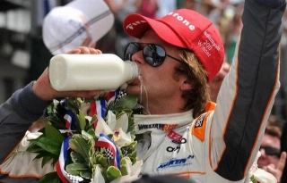 Saudoso piloto comemorando sua segunda vit&oacute;ria nas 500 Milhas de Indian&aacute;polis. Foto: Divulga&ccedil;&atilde;o