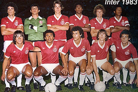 Dunga em time de juniores do Internacional de 1983. Em pé: Paulo Roberto, Chico, Benê, Aloísio, Jandir e Pedro Paulo. Agachados: Dunga, Nilson, Otávio, Renê e Tato. Deles, Jandir, Leomir, Renê e Tato jogaram no Flumimense. Aloísio fez fama jogando em Portugal. Paulo Roberto vestiu as camisas do Palmeiras, Botafogo e Atlético Mineiro.

