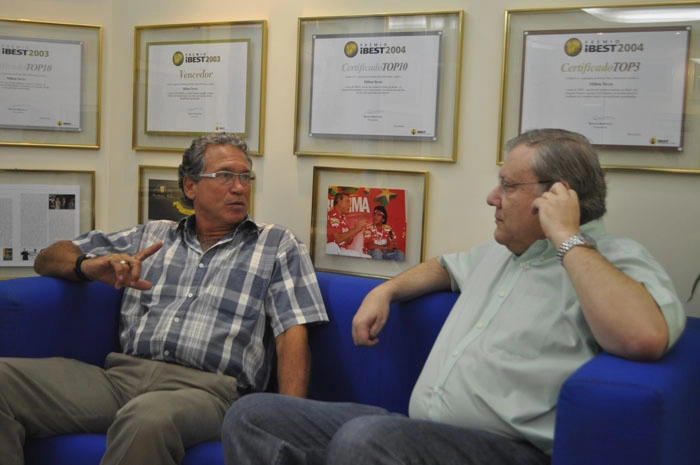 Rondinelli falando sobre o Projeto Amigos do Bem para Milton Neves, na ante-sala da redação do Portal Terceiro Tempo, em 27 de outubro de 2011. Foto: Chico Santo/Portal TT