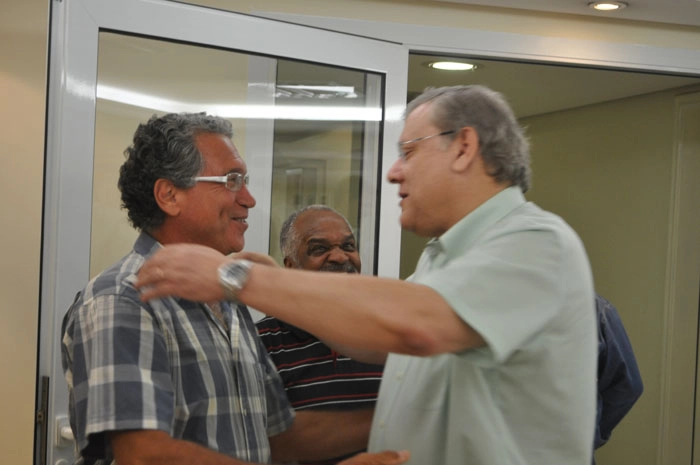 Rondinelli abraça Milton Neves, na redação do Portal Terceiro Tempo. Atrás, Maritaca. Foto: Chico Santo/Portal TT