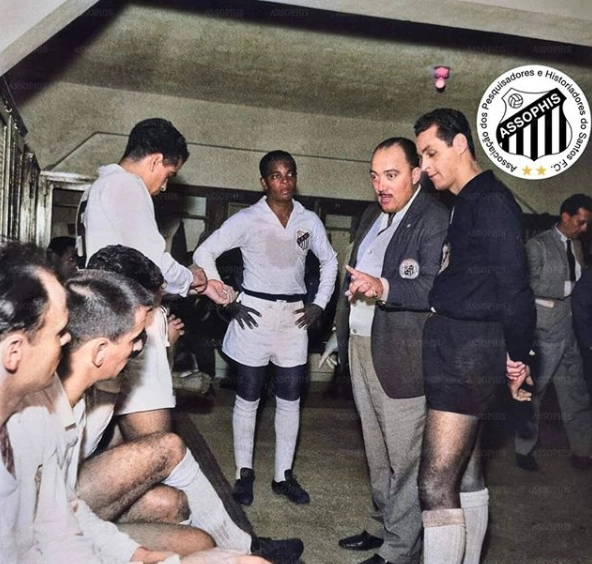 Vestiário da Vila Belmiro em 1962. Sentados, à esquerda, estão Pepe e Pagão. Em pé, da esquerda para a direita, aparecem Zito, Lima, o técnico Lula e Gylmar dos Santos Neves. Foto: ASSOPHIS
