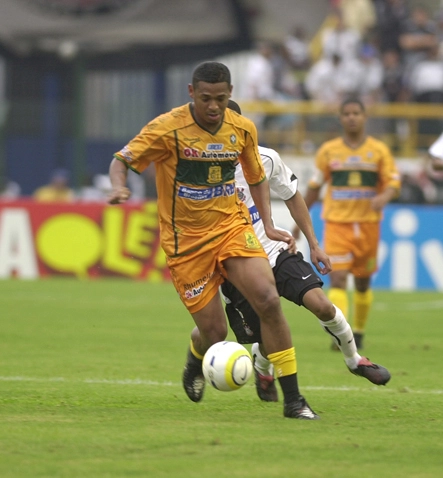 Pelo Brasiliense, no Pacaembu, Vampeta enfrentou o Corinthians. Ao fundo, à direita, está Marcelinho Carioca, também no Brasiliense