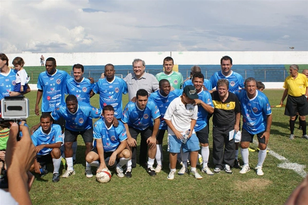 Em pé, Milton Neves abraça Andrade. Entre os agahados, o segundo da esquerda para a direita é Beto (ex-Botafogo), seguido por Renato Carioca. O quinto é Adilio e Rondinelli aparece em último

