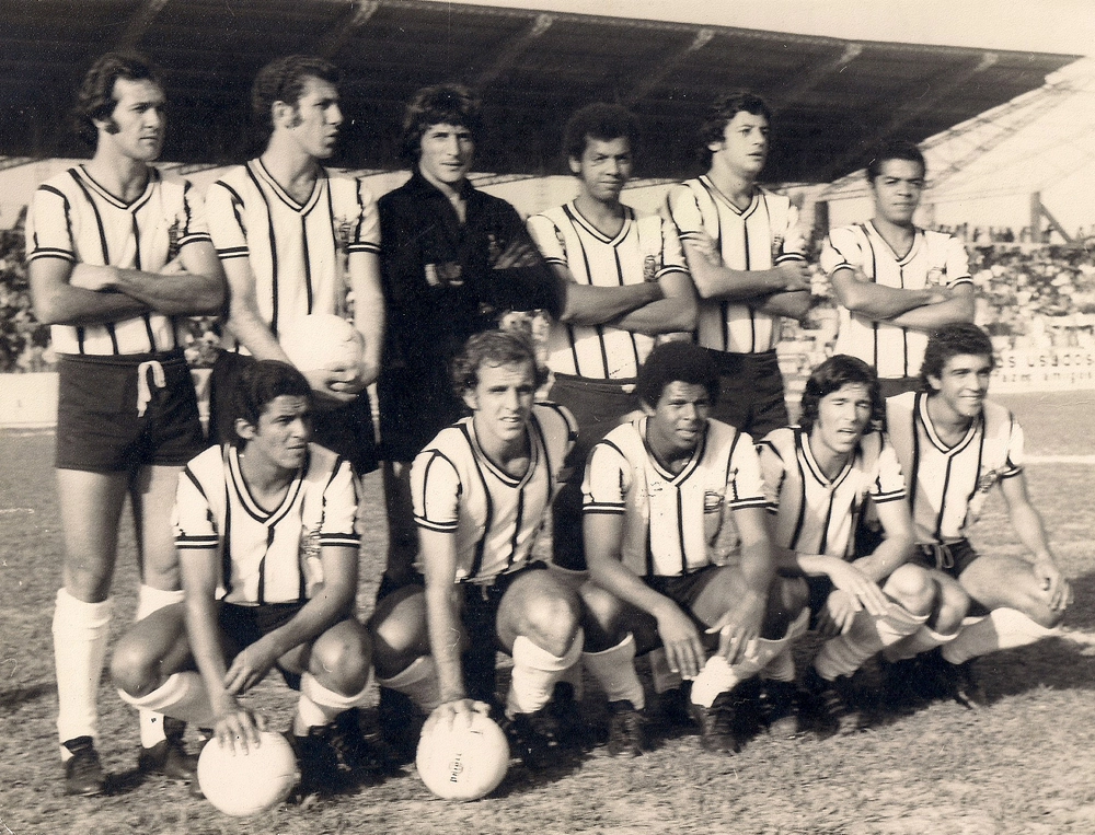 Time do Corinthians em 1972, para enfrentar a equipe do São José, em São José dos Campos. Em pé, da esquerda para direita: Vágner Chinoca, Baldochi, Sidnei, Suingue, Luiz Carlos e Eberval. Agachados: Vaguinho, Lance, Mirandinha, Nelson Lopes e Rodrigues. Foto: arquivo pessoal de Lance