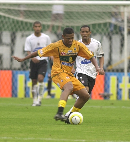 Em 2005, enfrentando o Corinthians no Pacaembu, dominando a bola à frente de Rosinei. Ao fundo, o zagueiro Wescley