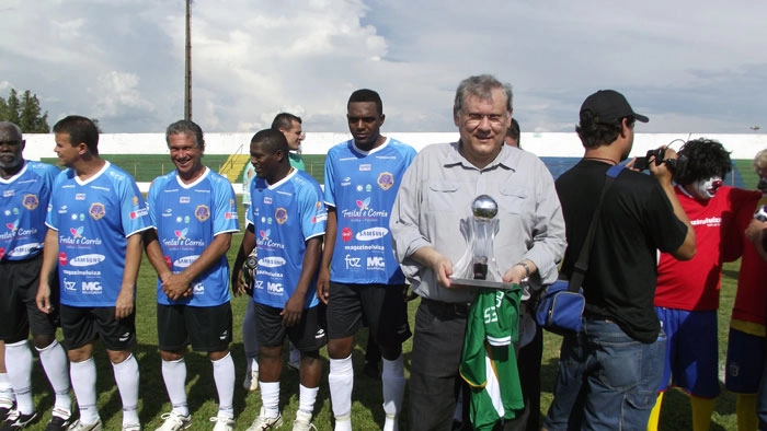 Milton Neves, à frente, com um troféu. Os quatro primeiros, da esquerda para a direita: Cláudio Adão, Renato Carioca, Rondinelli e Beto, em 08 de dezembro de 2012