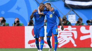 Danilo e Douglas Costa são poupados e fazem fisioterapia após vitória