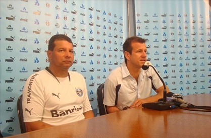 Identificado com o Internacional, Dunga passou por cima da rivalidade e em 2008 concedeu uma entrevista coletivo no estádio Olímpico. O técnico do Grêmio na época, Celso Roth, prestigiou. Foto: Site Oficial do Grêmio

