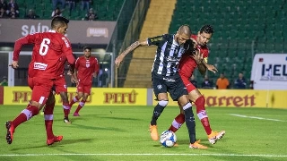 Rafael Marques em ação na partida contra o CRB. Foto: Matheus Dias/Figueirense FC