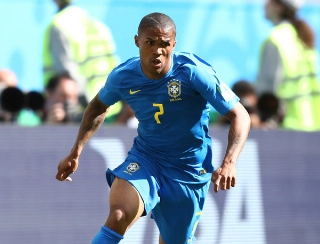 Douglas Costa sofre lesão na coxa e desfalca o Brasil contra a Sérvia