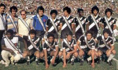 Esta foto mostra o time do Vasco com a faixa no peito referente à conquista do segundo turno do Campeonato Carioca de 1981. No entanto, na decisão do título estadual, o time perdeu para o Flamengo. Em pé, da esquerda para a direita, Ademar Braga, então preparador físico, é o primeiro. O técnico Antônio Lopes é o segundo. A partir do quarto em diante temos Mazarópi, Rosemiro, Ivan, Nei, Dudu e Gilberto; agachados estão Zinho, Serginho, Amauri, Roberto Dinamite e Serginho.