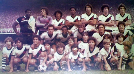  Em cima, da esquerda para a direita, pai Santana, Mazaropi, Rosemiro, Serginho, Dudu, Ivan e Gilberto; agachados estão Marquinho, Wilsinho, Amauri, Roberto e Silvinho

