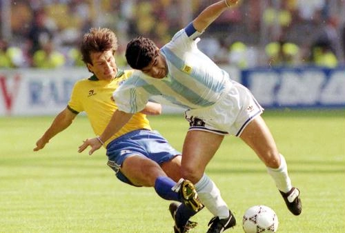 Copa da Itália, 1990. Dunga tenta desarmar o argentino. Parar Diego Armando Maradona não era tarefa fácil. Neste jogo, vitória argentina por 1 a 0, gol de Caniggia, no final do segundo tempo. Foto iG