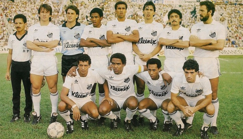 Santos campeão do primeiro turno de 1986. Em pé: Carlito Macedo (preparador físico), Dunga, Evandro, César Sampaio, Pedro Paulo, Celso, Paulo Róbson e De León. Agachados: Carlos Alberto Borges, Serginho, Paulo Leme e Zé Sérgio. A foto é da Revista Placar.