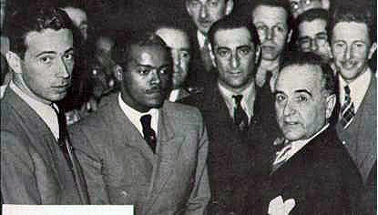 Leonidas da Silva é cumprimentado pelo Presidente Getulio Vargas.
