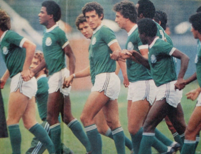 Da esquerda para a direita, Pedrinho Vicençote, Jorge Mendonça, Jorginho, Polozzi, Carlos Alberto Seixas, Beto Fuscão (parcialmente encoberto), Pires (com o rosto virado) e Rosemiro. Foto: Arquivo pessoal