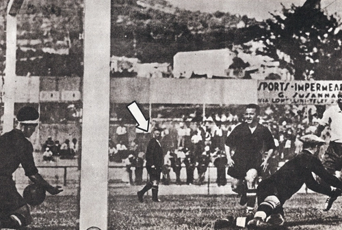 Esta imagem mostra o exato momento em que a bola chutada por Leônidas da Silva vence o goleiro Zamora (de boné). No entanto, debaixo da trave, o zagueiro Quincoces salva o chute com a mão. No destaque da flecha, o árbitro do encontro
