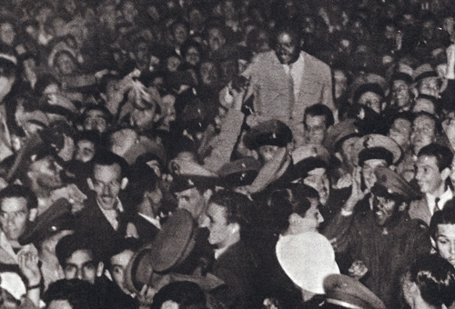 Leônidas é carregado pela multidão no dia de seu desembarque em São Paulo, onde atuaria pelo São Paulo. Quase 10 mil pessoas invadiram a estação da Luz e ruas adjacentes para recebê-lo
