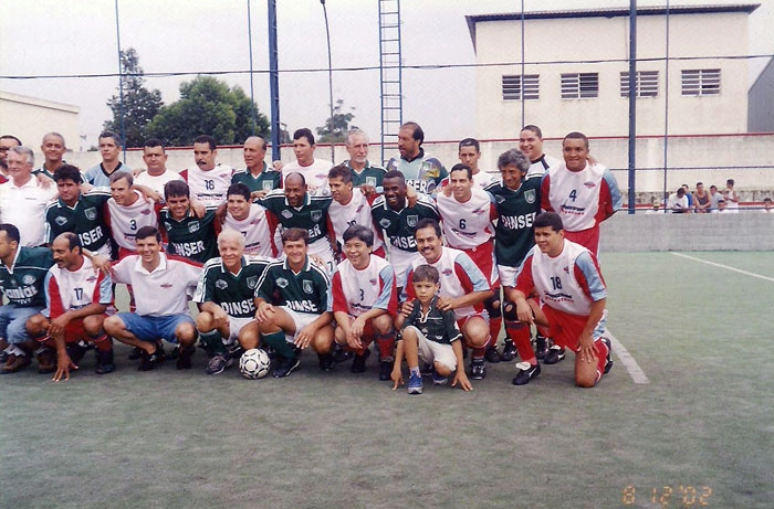 Bridgestone Firestone X SE Palmeiras. Na 1ª fila em pé da esquerda p/direita: o 6º é Alfredo Mostarda,o 8º é o Arouca e o 9º Gilberto Costa. Na 2ª fila em pé da esquerda p/ direita: o 2º é João Paulo, o 6º é Edu Bala, o 8º é o Pires e o 10º Rosemiro. Agachados da esquerda p/direita o 4º é Ademir da Guia e o 7º é Vicente com seu filho Léo. Foto enviada por Vicente Lamberti Neto