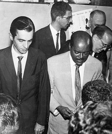 Benedito Ruy Barbosa e Leônidas da Silva, em 1960. Ao fundo, Paulo Machado de Carvalho