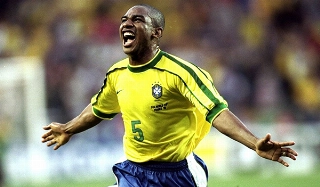 Volante foi vice-campeão mundial com a seleção na Copa da França. Foto: Clive Brunskill/Allsport/Getty Images