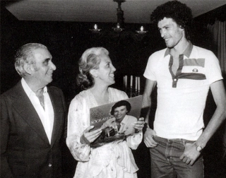 Uma foto, uma história! Sócrates levando seu disco de vinil ao casal Vicente e Marlene Matheus