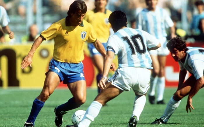 Maradona e Dunga já travaram vários duelos, nos clássicos entre Argentina a Brasil. Na foto, as Seleções se enfrentaram na Copa de 1990 e Maradona saiu feliz, na ocasião. A Argentina eliminaria a Seleção Brasileira com um gol de Caniggia no final. Foto: iG