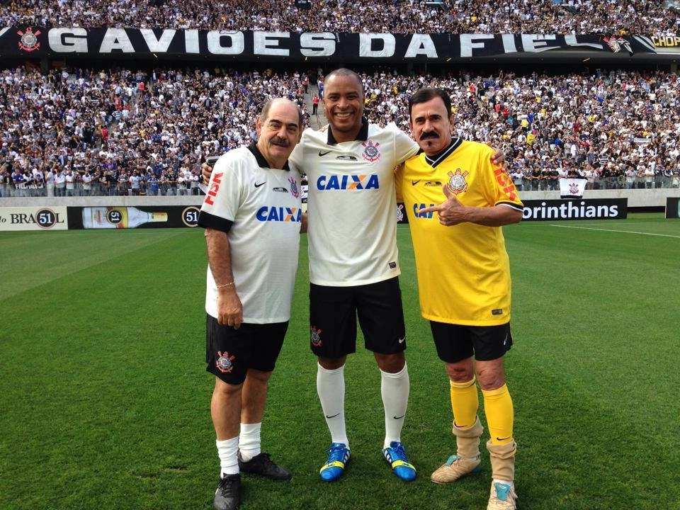 No dia da abertura da Arena Corinthians, Rivellino, Paulo Sérgio e Zenon posaram para a foto. Foto: Reprodução/Facebook