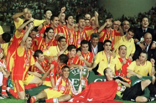 No dia 25 de agosto de 2000, Galatasaray e Real Madrid entraram em campo no estádio Louis II, em Mônaco, pela decisão da Supercopa da Uefa, duelo entre os campeões da Liga dos Campeões e da Copa da Uefa (atual Liga Europa)