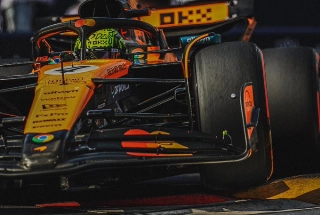 Britânico superou o monegasco, que liderou as três sessões livres. Foto: McLaren F1