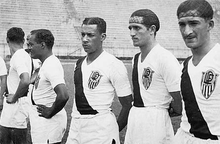 Leônidas da Silva (mãos na cintura), Sapólio (zagueiro do Ypiranga), Tulio Affini (Palmeiras) e Pascoal (Portuguesa Santista).