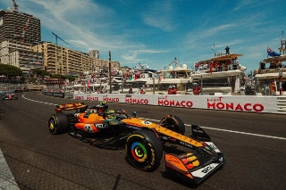 Britânico largou na pole e dominou a prova no Principado neste domingo. Foto: McLaren F1