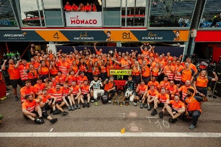Equipe comemorou em M&ocirc;naco a vit&oacute;ria de Norris e o terceiro lugar de Piastri. Foto: McLaren F1