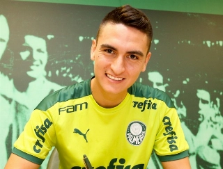 Volante colombiano assinou contrato até o fim de 2026 com o Verdão. Fabio Menotti/Divulgação