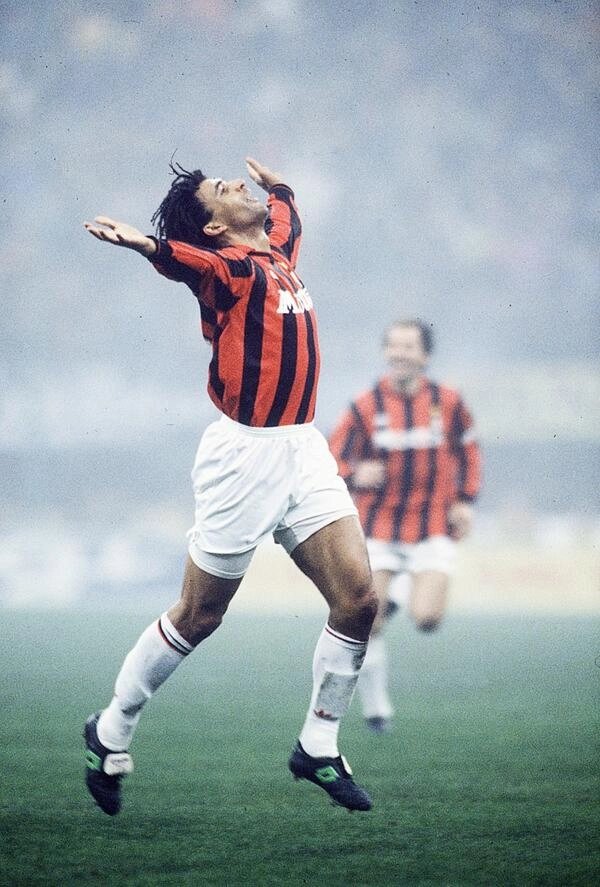 Gullit celebra mais um gol pelo Milan. No fundo, Baresi também comemora. Foto: Reprodução/Twitter.com/AntiqueFootball