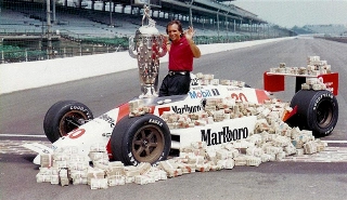 Olhos no retrovisor: Emerson Fittipaldi, há 36 anos, em sua primeira vitória nas 500 Milhas de Indianápolis