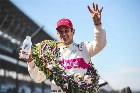 Olhos no retrovisor: Há quatro anos, a quarta vitória de Helio Castroneves nas 500 Milhas de Indianápolis.