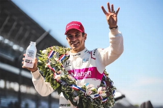 Olhos no retrovisor: Há quatro anos, a quarta vitória de Helio Castroneves nas 500 Milhas de Indianápolis.